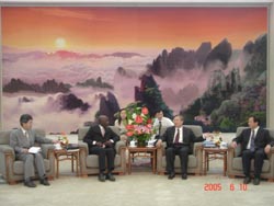 CAS President Lu Yongxiang meets with Assistant Director-general of Unesco Pierre Sane on June 10 at the Great Hall of the People in Beijing.