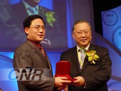 Prof. Lu Yongxiang presents Morningside Gold Medals in Hong Kong