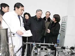 While the process engineering industry contributes to more than one sixth of China's GDP, its energy consumption accounts for more than 50% of the national total. Promoting energy efficiency is an urgent task for researchers in the field, thus offering a new opportunity for its development, says CAS President LU Yongxiang during his recent visit to the CAS Institute of Process Engineering.