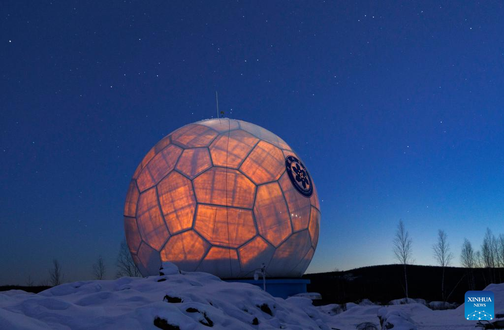 Engineers Maintain Satellite Data Receiving System in NE China