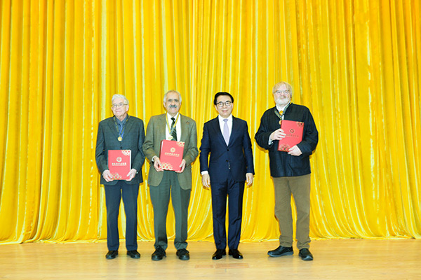 Foreign Scientists Receive Medals in China for Research Contribution