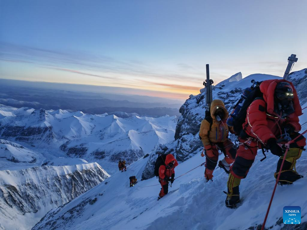 Chinese Expedition Reaches World's Highest Peak for Scientific Research