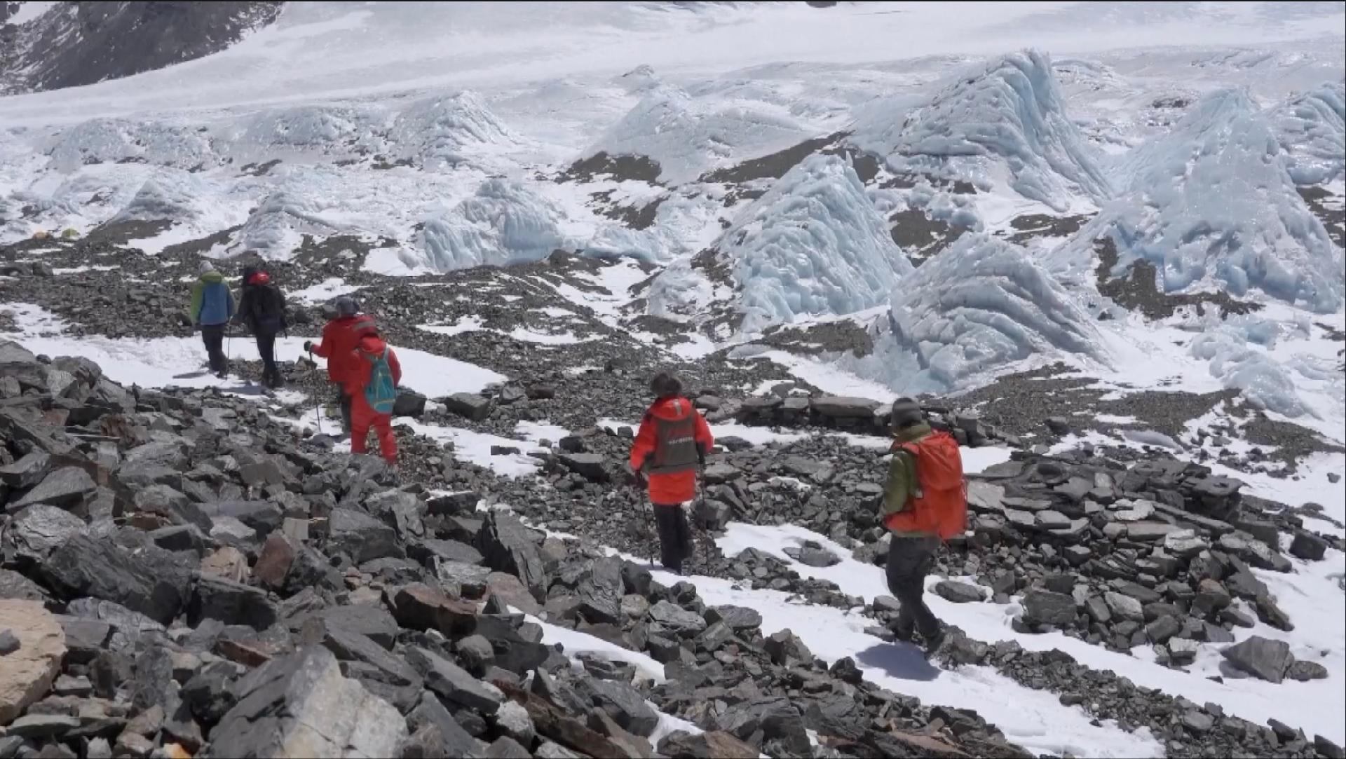 Paleontologists Collect Modern Sporopollen Samples in Mt. Qomolangma Region