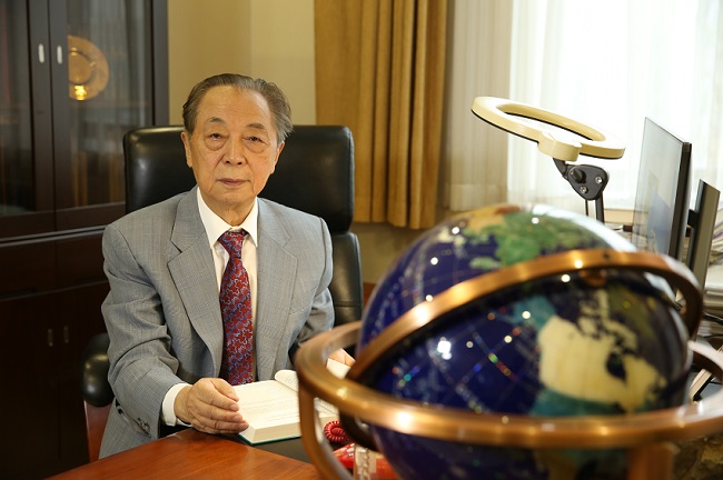 Chinese Geoscientist AN Zhisheng Recieves 2023 AGU Roger Revelle Medal