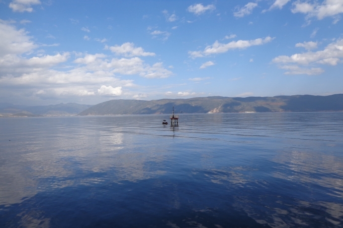 How Do Lakes Affect Energy, Heat, and Carbon Exchange Processes in Mountainous Areas?