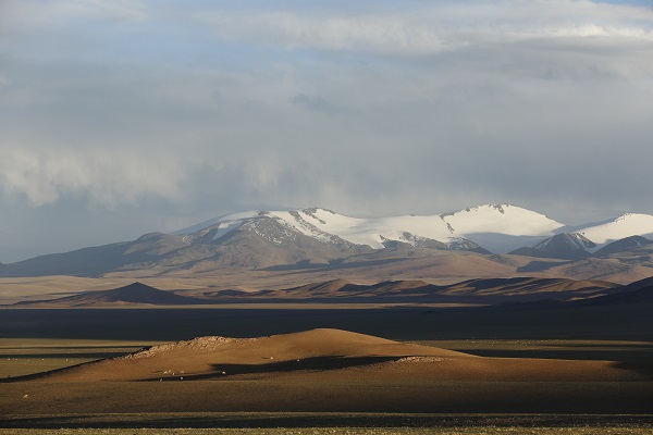 Snowy mountain peaks of Northern Tibet .jpg