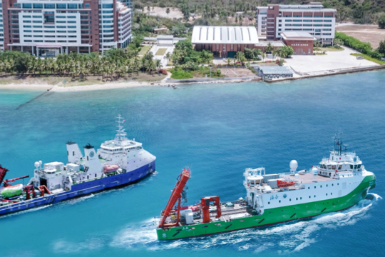 Human-occupied Vehicle and Research Vessel