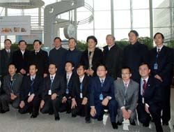 Chinese Premier Wen Jiabao (Center in the back row) poses for a photo with researchers of a bioiologic products research and development corporation. CAS President LU Yongxiang (3rd from right in the back row) is among the officials accompanying the visit.