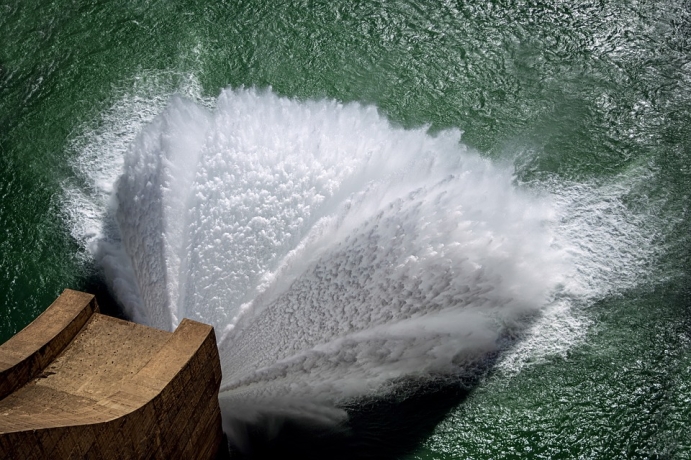 Dam Construction Mitigates Methane Emissions along River-estuary Continuum of Yangtze River