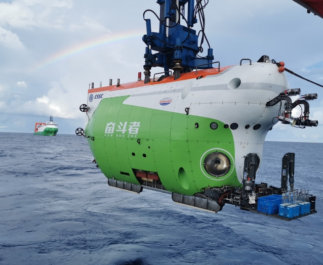 Manned Submersible Breaks China's Diving Record