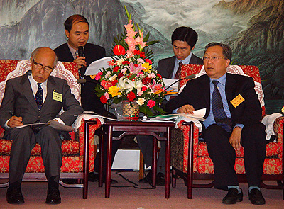 At a meeting marking the 20-year cooperation between USTC and UT, CAS president Lu Yongxiang meets with Prof. Akito Arima, former president of University of Tokyo, and former Minister of Science and Technology in Japan. (Photo: Duan Xu)