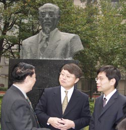 Relocation ceremony for a statue of Prof. Zhou Ren held in Shanghai