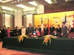 On behalf of CAS and STMicroelectronics (ST) respectively, CAS Vice President CHEN Zhu and ST Corporate Vice President Fran&ccedil;ois Guibert signed an agreement for strategic cooperation on the development of multi-core processors on Oct. 26 in Beijing. Chinese President HU Jintao and French President Jacques Chirac were present to witness the event.