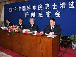 Twenty-nine prominent Chinese scientists have been elected as CAS Members and five of their colleagues from US, France and Russia as CAS Foreign Members in 2007. The announcement was made by CAS Vice President LI Jinghai at a press conference held on 27 December in Beijing. CAS President LU Yongxiang was present at the meeting.