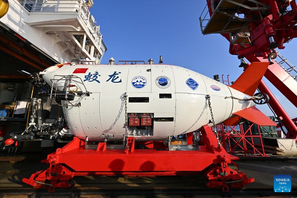 China's manned deep-sea submersible Jiaolong prepares to dive in western Pacific Ocean