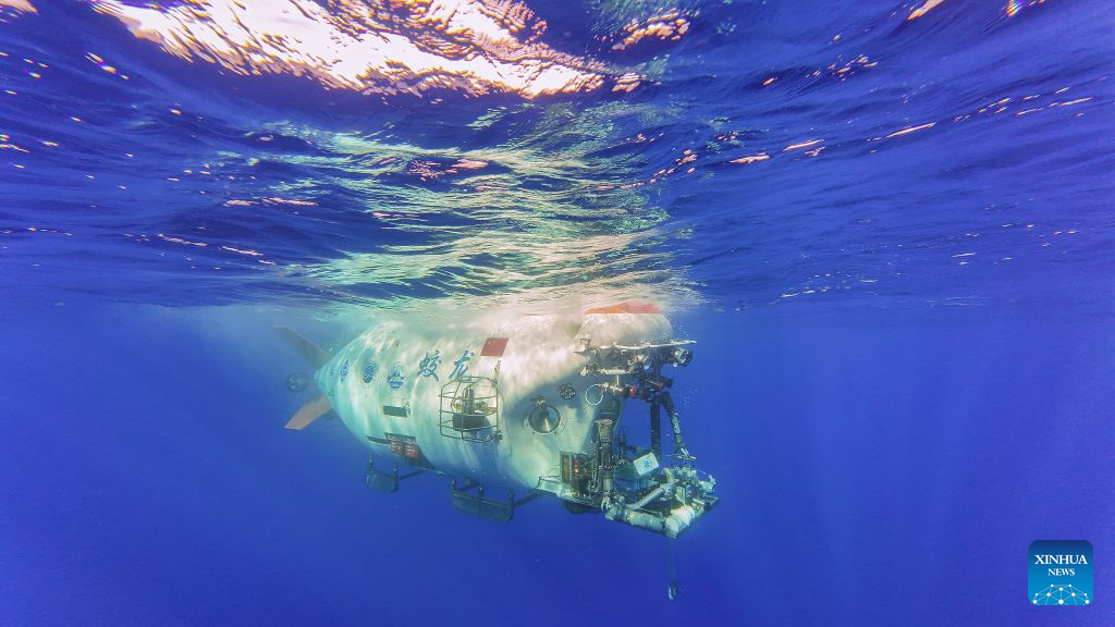 China's Manned Deep-sea Submersible Completes 7,000-meter Dive Tests