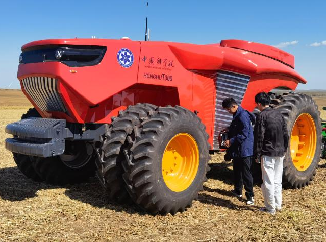 This photo taken on Sept. 16, 2022 shows an unmanned tractor in the Dahewan Demonstration Zone in Hulun Buir City of north China's Inner Mongolia Autonomous Region. (Xinhua/Zou Jianpu)