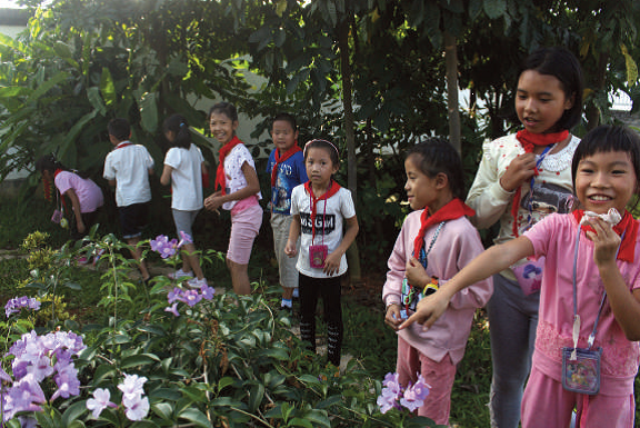 Primary school students show the plants in their school garden.png