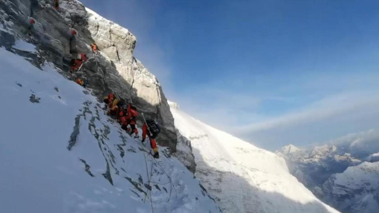 Chinese Experts Summit Mt. Qomolangma
