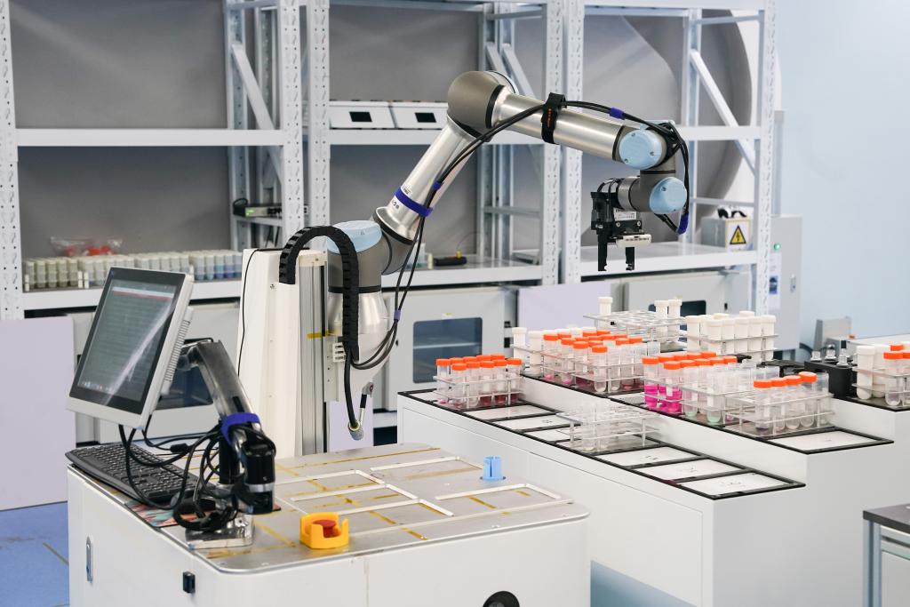 Robotic Chemists Reshape Lab Work as Autonomous Research Partners in E China's Anhui
