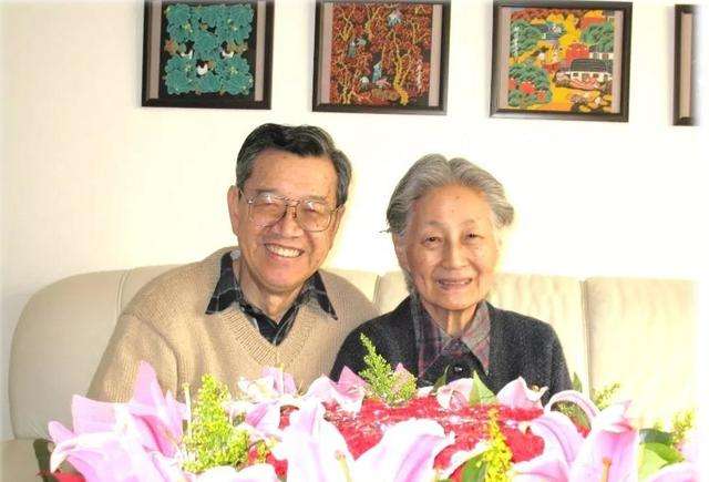 Chinese Scientist Couple Donate Life Savings to Establish Scholarship