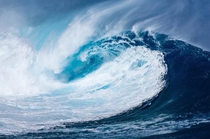 Increasing SST Resolution in Reanalysis Data Causes Artificial Decadal Variability of Storm Track