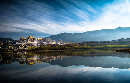 Convection-permitting Model Reveals New Features of Atmospheric Water Cycle over Asian Water Tower