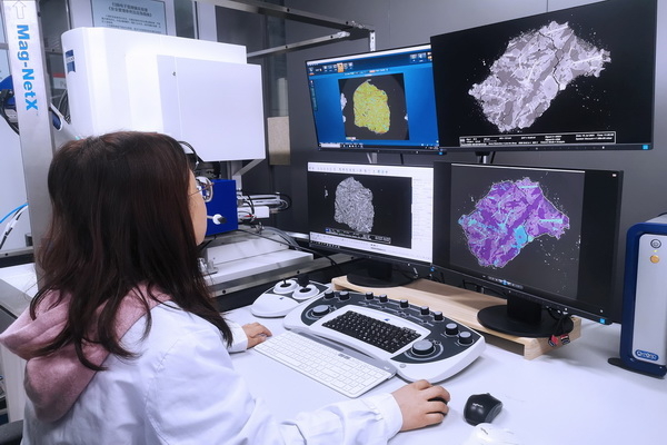 Dr. YUAN Jiangyan analyzes Chang’E-5 lunar samples with a scanning electron microscope at IGGCAS (Image by SU Bin)