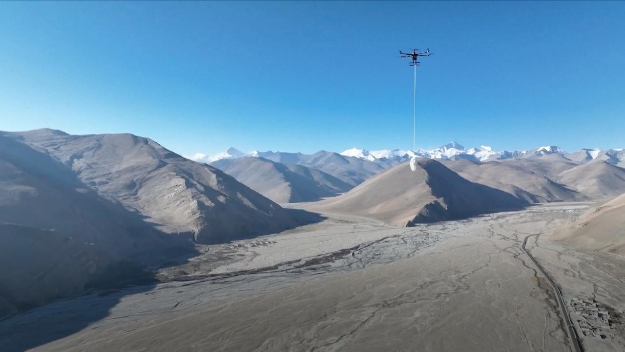 Drones used to collect atmospheric samples on Mt. Qomolangma for the first time.jpg